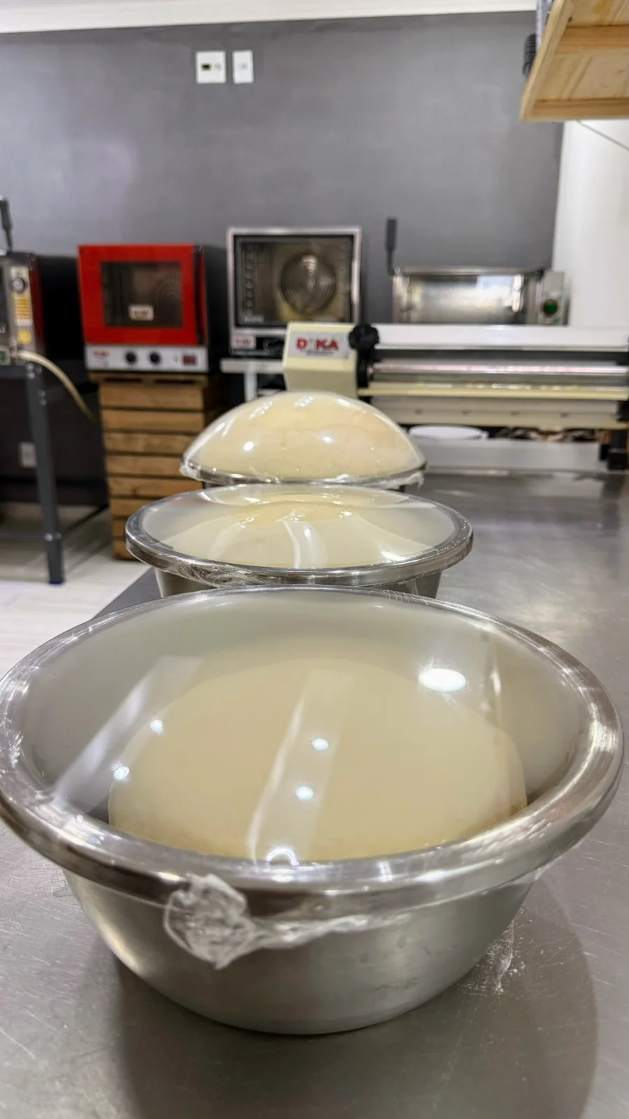 Massas fermentando em tigelas no ateliê
